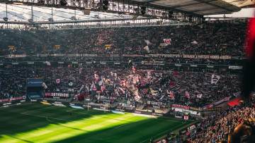 阿根廷霸占脏热搜第一！名记犀利发声：红牌缓刑乱象，FIFA遭全网怒斥（配图示意）